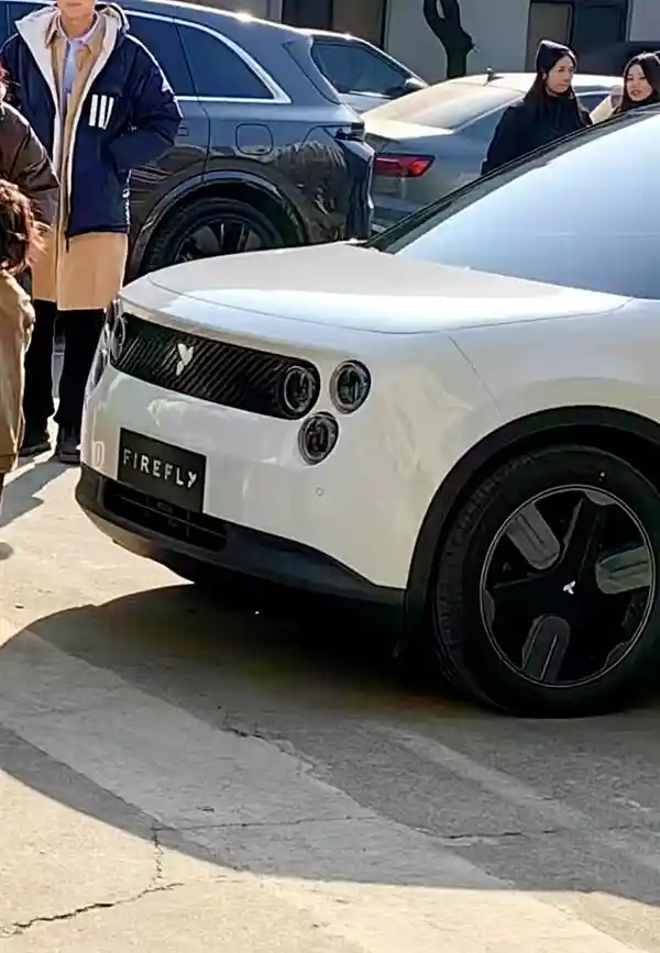 蔚来全新设计：首辆萤火虫白色实车亮相，展现行业领先的三眼灯设计