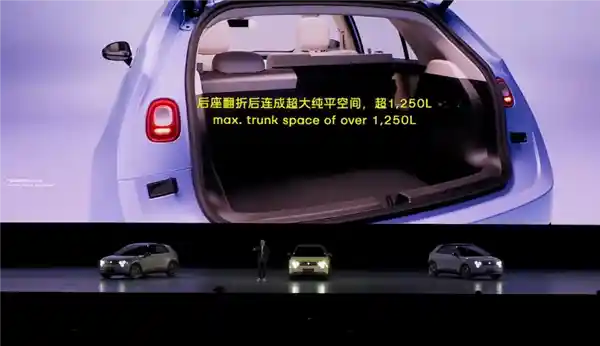 蔚来全新设计：首辆萤火虫白色实车亮相，展现行业领先的三眼灯设计