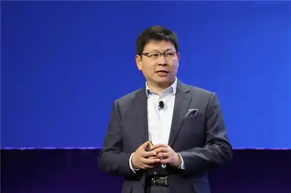 华为余承东宣布鸿蒙OS 5.0正式问世：以10年赶超欧美同行30年的创新之旅