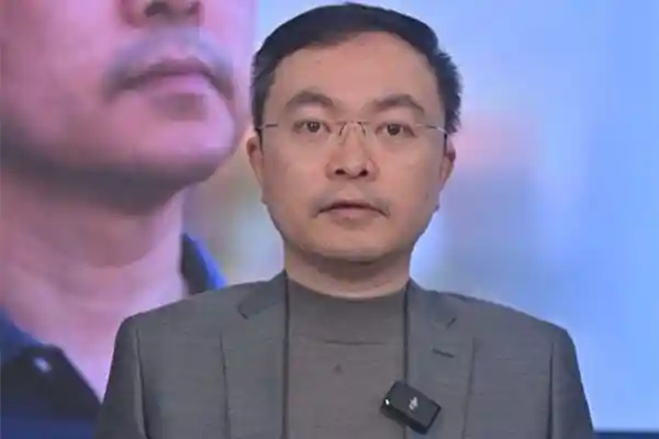 蔡磊身体机能急速下滑：声音蜜蜜嗓变高变细，引发关注