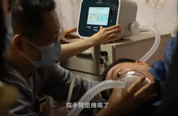 蔡磊身体机能急速下滑：声音蜜蜜嗓变高变细，引发关注
