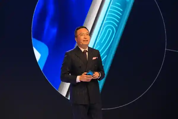 赵明辞去荣耀董事长及CEO职务，引发行业关注