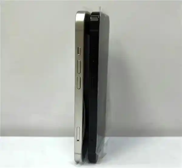 全新巨屏设计：疑似iPhone SE 4真实样机首度曝光，颠覆你的想象！