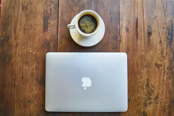 苹果新款MacBook Air惊艳亮相！抛弃OLED转向TFT LCD屏幕
