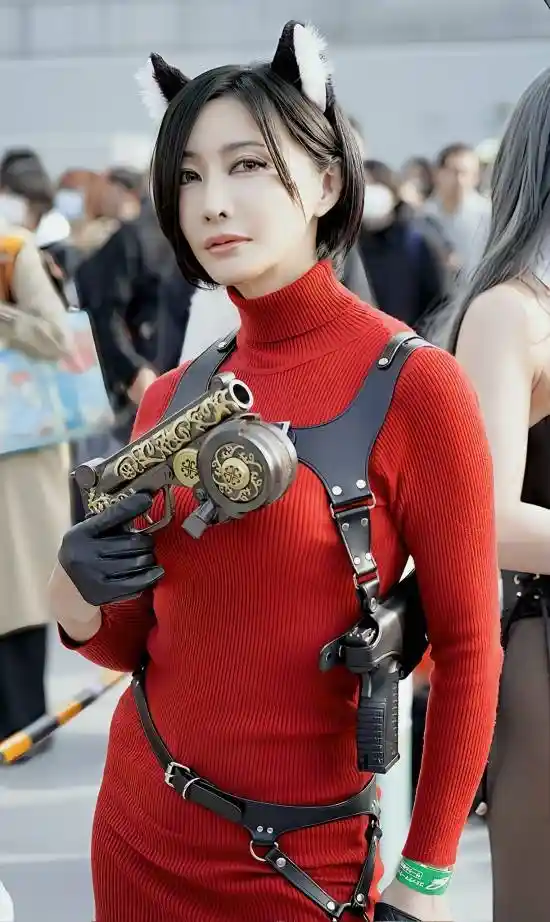 猫耳艾达王COS：性感王阿姨惊艳登场！