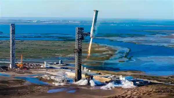 SpaceX星舰第七飞首曝：科幻未来之美