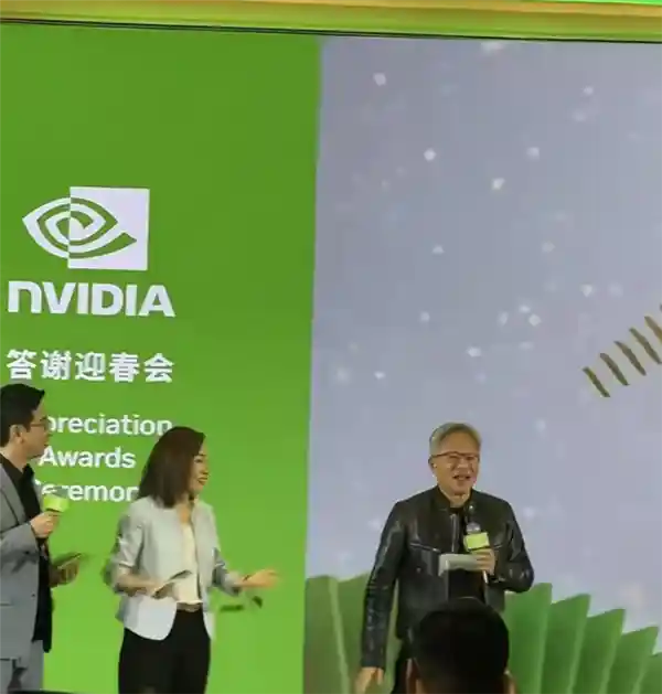 英伟达CEO黄仁勋惊叹华为三折叠技术 看川剧变脸效果称奇
