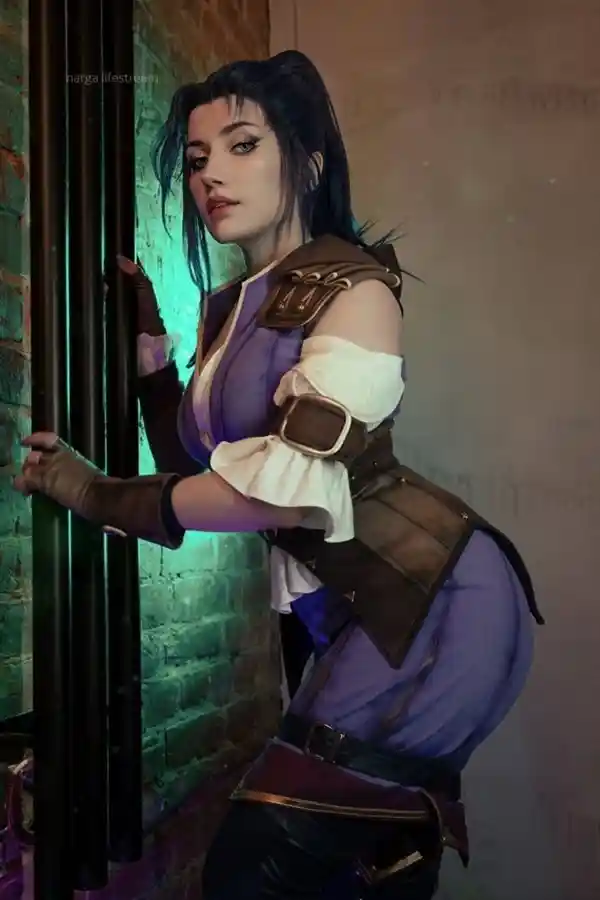 《独家Cosplay！火辣美女化身《双城之战》中的凯特琳，性感完美还原！》