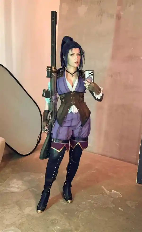 《独家Cosplay！火辣美女化身《双城之战》中的凯特琳，性感完美还原！》