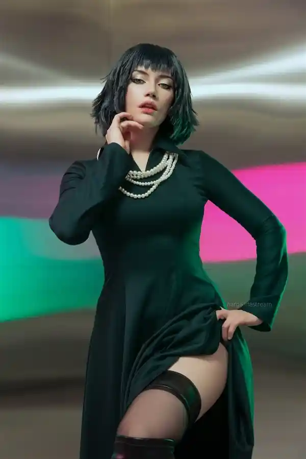 《独家Cosplay！火辣美女化身《双城之战》中的凯特琳，性感完美还原！》