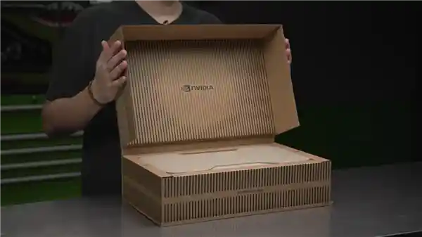 老黄新品亮相！RTX 5090公版卡震撼发布：巨无霸纸盒包装大揭秘，与RTX 4090的趣味对比