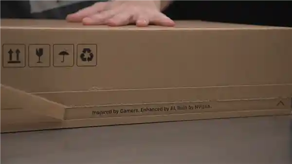 老黄新品亮相！RTX 5090公版卡震撼发布：巨无霸纸盒包装大揭秘，与RTX 4090的趣味对比