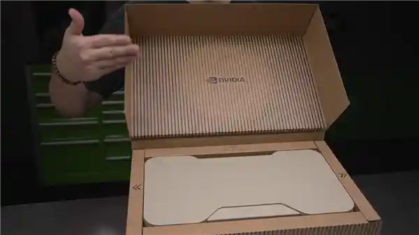 老黄新品亮相！RTX 5090公版卡震撼发布：巨无霸纸盒包装大揭秘，与RTX 4090的趣味对比