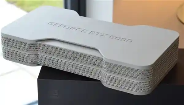老黄新品亮相！RTX 5090公版卡震撼发布：巨无霸纸盒包装大揭秘，与RTX 4090的趣味对比