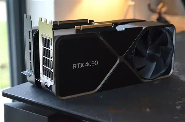 老黄新品亮相！RTX 5090公版卡震撼发布：巨无霸纸盒包装大揭秘，与RTX 4090的趣味对比