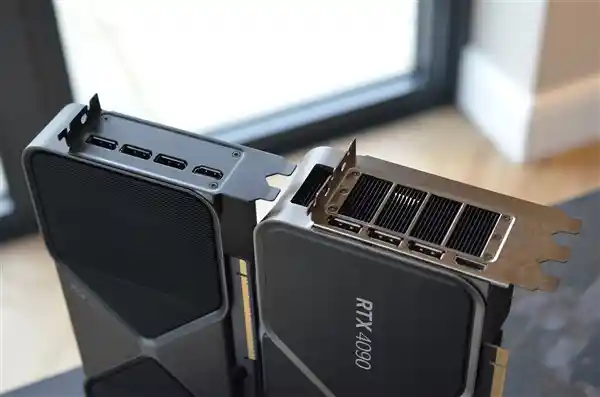 老黄新品亮相！RTX 5090公版卡震撼发布：巨无霸纸盒包装大揭秘，与RTX 4090的趣味对比