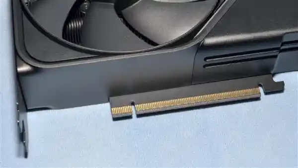 老黄新品亮相！RTX 5090公版卡震撼发布：巨无霸纸盒包装大揭秘，与RTX 4090的趣味对比