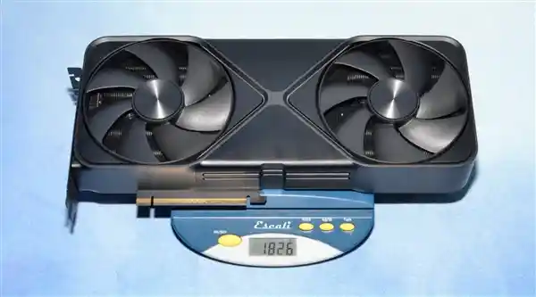 老黄新品亮相！RTX 5090公版卡震撼发布：巨无霸纸盒包装大揭秘，与RTX 4090的趣味对比