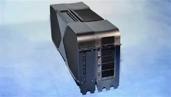 老黄新品亮相！RTX 5090公版卡震撼发布：巨无霸纸盒包装大揭秘，与RTX 4090的趣味对比