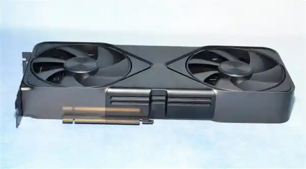 老黄新品亮相！RTX 5090公版卡震撼发布：巨无霸纸盒包装大揭秘，与RTX 4090的趣味对比