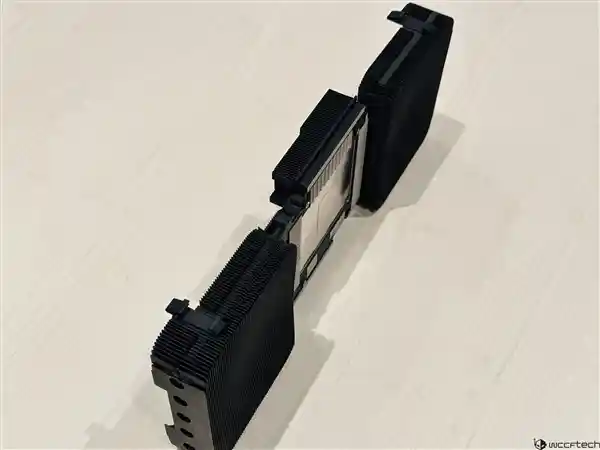 老黄新品亮相！RTX 5090公版卡震撼发布：巨无霸纸盒包装大揭秘，与RTX 4090的趣味对比