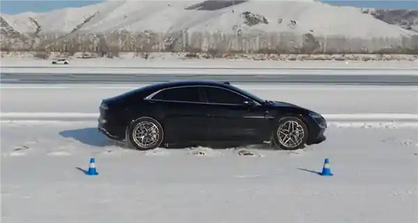 比亚迪U7豪华座驾挑战极限：零下30度60阶冰雪减速带轻松过关