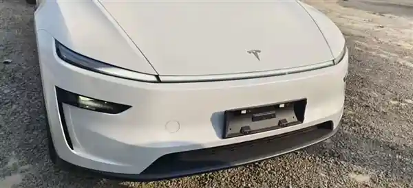 特斯拉Model Y换新实车曝光：小鹏之争再起