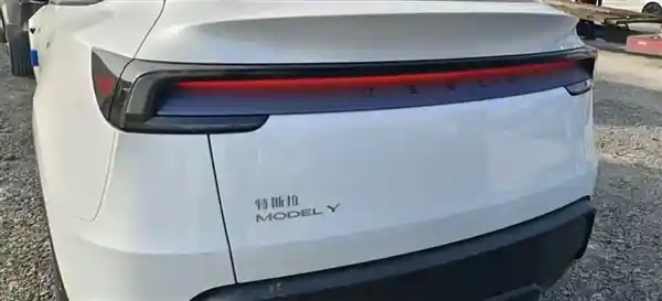 特斯拉Model Y换新实车曝光：小鹏之争再起