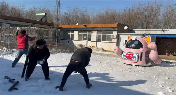 手工耿创意雪仗机甲惊艳亮相，网友惊呼：这是招财猫版的钢铁堡垒！