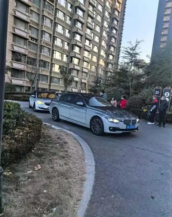 小鹏电动车引发地库大火！十几辆汽车摩托车付之一炬 消防报告披露真相