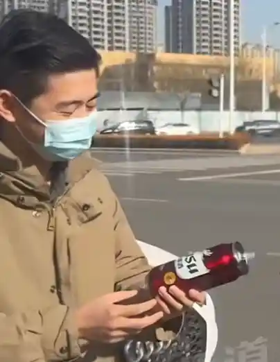 醉酒驾驶轿车司机被拦截，交警惊现职业生涯最尴尬一幕