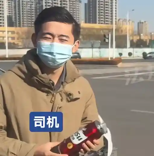 醉酒驾驶轿车司机被拦截，交警惊现职业生涯最尴尬一幕