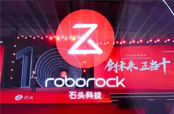 石头科技亮相CES 2025：全新Saros Z70扫地机器人发布，智能识别移动障碍物