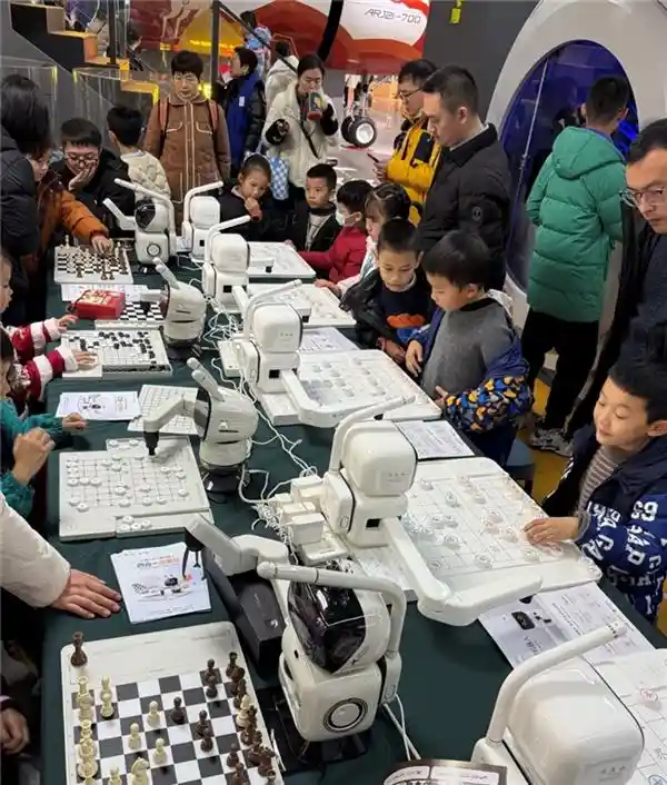 2025元萝卜嘉年华：AI下棋机器人首战成都棋城
