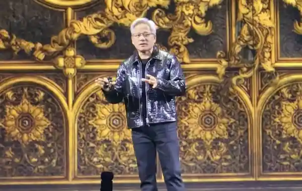 黄仁勋身披炫彩新皮衣，手握RTX 5090惊艳亮相！