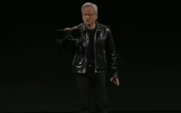 黄仁勋身披炫彩新皮衣，手握RTX 5090惊艳亮相！