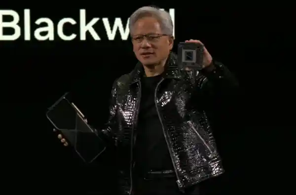 黄仁勋身披炫彩新皮衣，手握RTX 5090惊艳亮相！