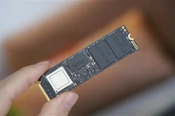 长江存储推出速度逼近PCIe 5.0极限的全新TiPro9000 2TB SSD，性能再升级
