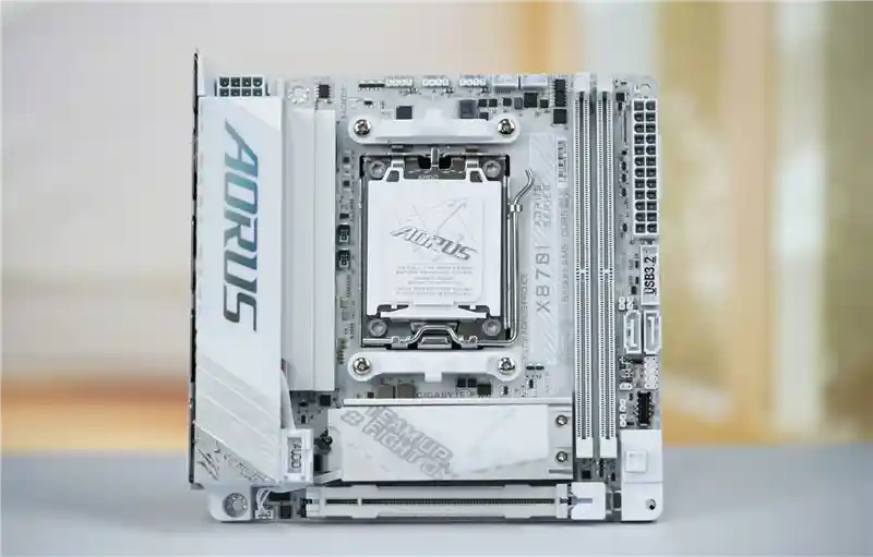 冰雕艺术！技嘉X870I AORUS PRO ICE全白ITX小板评测：性能超群，迷你机身大能量