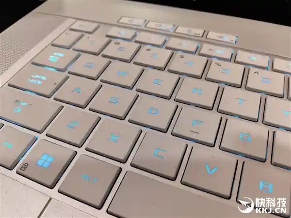 全新ROG游戏本搭载首发锐龙9 9955HX3D神U！独家RTX 5090扩展坞震撼登场