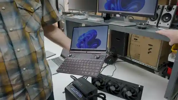 笔记本外接RTX 5090，性能表现惨淡！