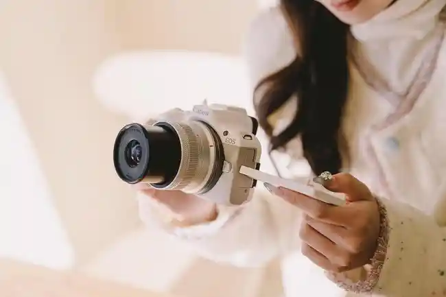 冬日温暖，午后邂逅EOS R50的光影魅力