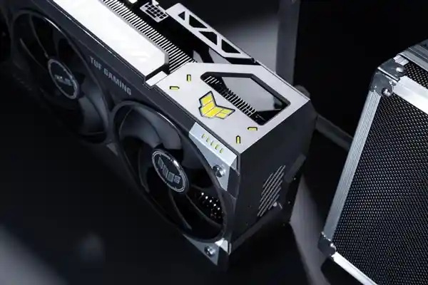 全新DLSS4技术搭载！华硕5080显卡4K光追帧率破200！