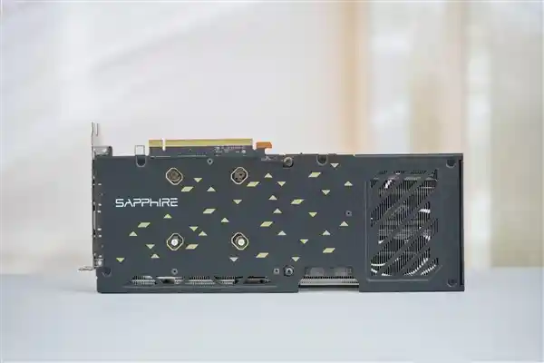 AMD RX 7650 GRE显卡亮相，势要与RTX 5060展开激烈对决！