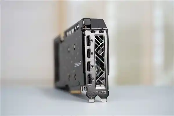 AMD RX 7650 GRE显卡亮相，势要与RTX 5060展开激烈对决！