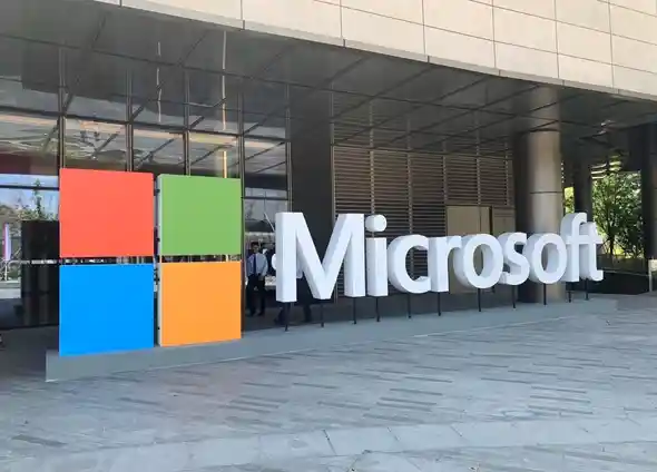 微软惊艳发布：Surface USB4扩展坞重量仅206克