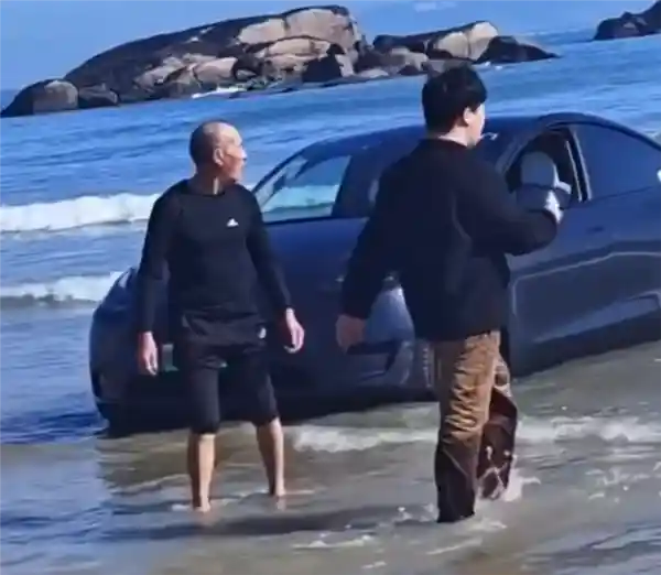 特斯拉被冲上海滩：洗车变海边漂浮 