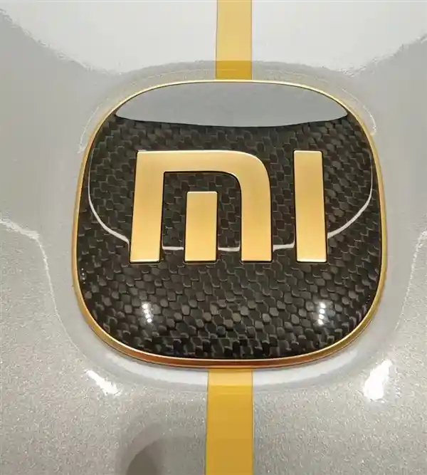 小米SU7 Ultra金属Logo坚固耐用，不易褪色【实测】