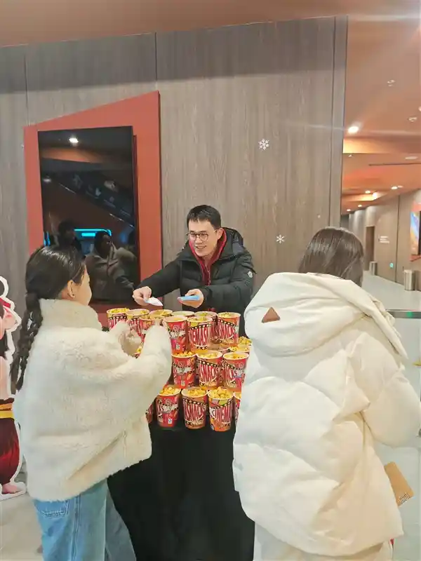 红米团队包场观《哪吒2》，揭秘红米与哪吒的共通之处