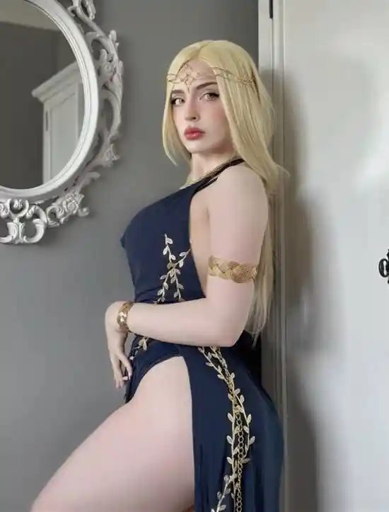 性感巴西辣妹穿上《老头环》玛莉卡女王COS，身材火辣惹眼